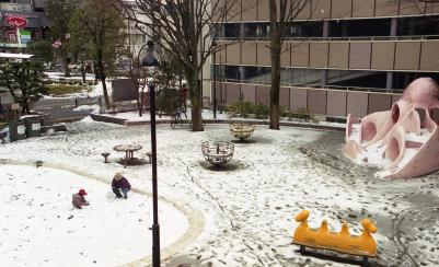雪の残る調布駅前公園の写真
