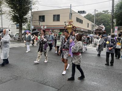 甲州街道を横断する神輿の写真