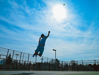 スマッシュを打つ吉田選手の写真