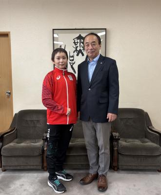 木村選手と市長の記念写真