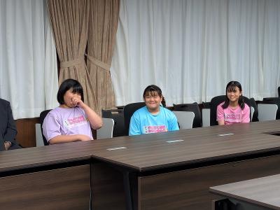 大会の感想を話す選手達の写真
