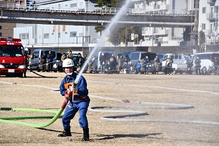消防団による操法演技の写真