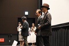 三人の入場シーンの写真