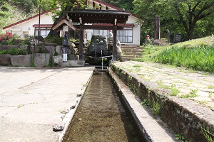 龍興寺清水の水汲み場の写真