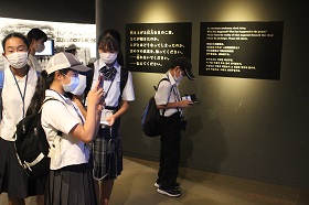 長崎原爆資料館見学するピースメッセンジャーの写真