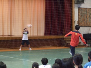 FC東京選手がシュートを蹴る写真