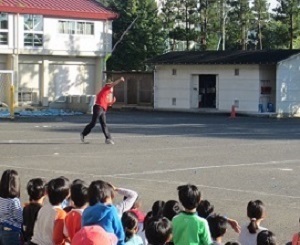 やりを投げる村上幸史氏の写真