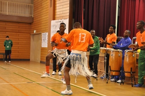 ザンビアの踊りを披露している写真