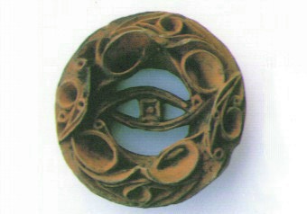 下布田遺跡出土の土製耳飾りの写真