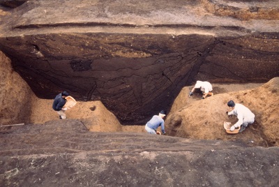 新旧の堀の発掘調査の写真