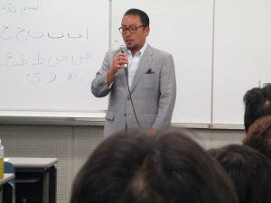 アラブイスラーム学院の広報室長、鈴木氏の写真