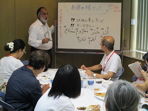 カレーを食べながらアラビア語を勉強している様子