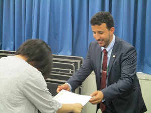修了証を授与するアハマド氏の写真