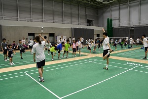 選手と体操をする参加者の写真