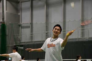 参加者とチャレンジマッチを行う桃田賢斗選手の写真