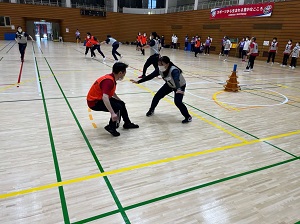 スポーツ鬼ごっこで1対1でせめぎ合っている画像