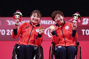 里見選手(左)・山崎選手(右)ペアがメダルを持った写真