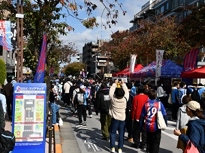 たくさんの人で賑わうスタジアム通りの写真