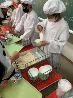 給食配膳の様子