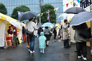 会場が来場者でにぎわう様子