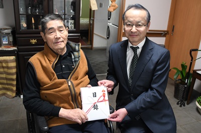 浅田稲一郎さんと副市長の写真