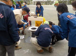 マンホールトイレ設置訓練の様子の写真