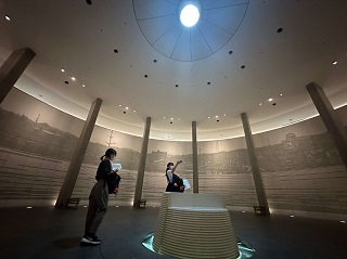 広島原爆死没者追悼平和祈念館を見学している写真
