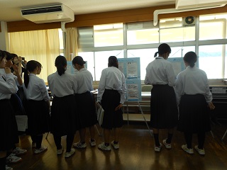 木島平村展示にて多くの学生が見学している写真