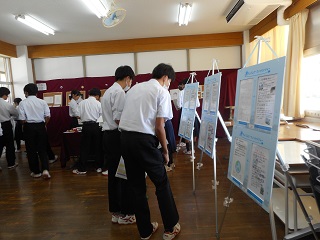 木島平村展示にて男子学生がメッセージボードを見ている写真