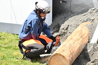 土砂災害救助訓練で木材を切断する様子