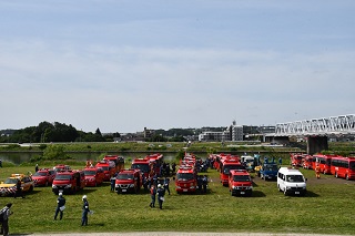 会場に集まる消防車両の様子