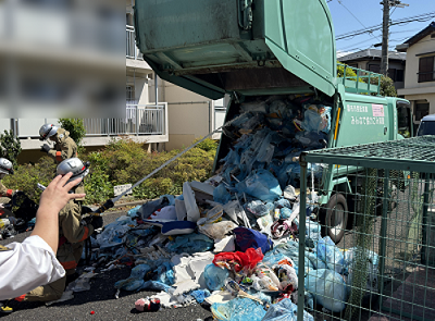 消防隊員による放水の画像