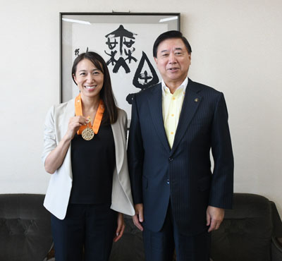 表敬訪問する藤丸さんと長友市長の写真