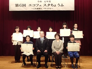 川柳作品の表彰式の写真