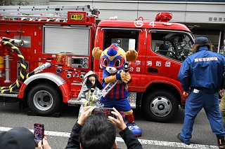 消防ポンプ自動車とFC東京　東京ドロンパの写真