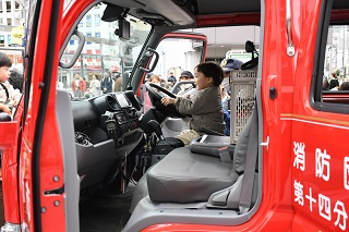 消防団ポンプ車乗車体験の写真