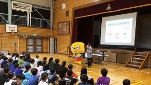 チー坊が小学生にあいさつする様子