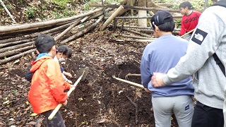 カブトムシの幼虫を探す子供たちの様子