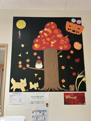 ふじみ交流プラザ装飾(9月分)の動物とお月見がテーマの装飾の写真