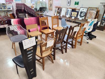 館内にイスを展示している様子