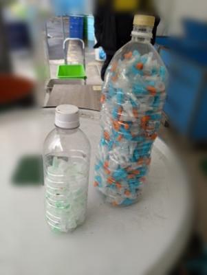 使用済み注射針が大量に入ったペットボトル2本の画像