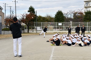 現役プロ野球選手がキャッチボールをする様子