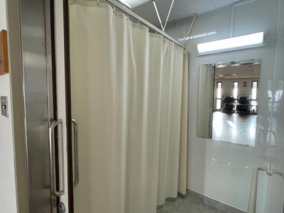 上石原ふれあいの家バリアフリートイレのカーテンを閉めた写真